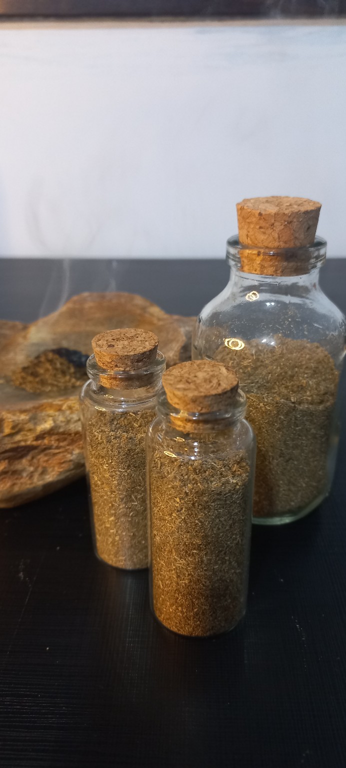 Preparos herbais artesanais da Ewé Herbalismo em frascos e recipientes