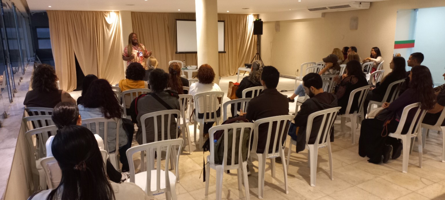 Luciane Osundaye conduzindo a palestra para o público da Mystic Fair RJ 2026